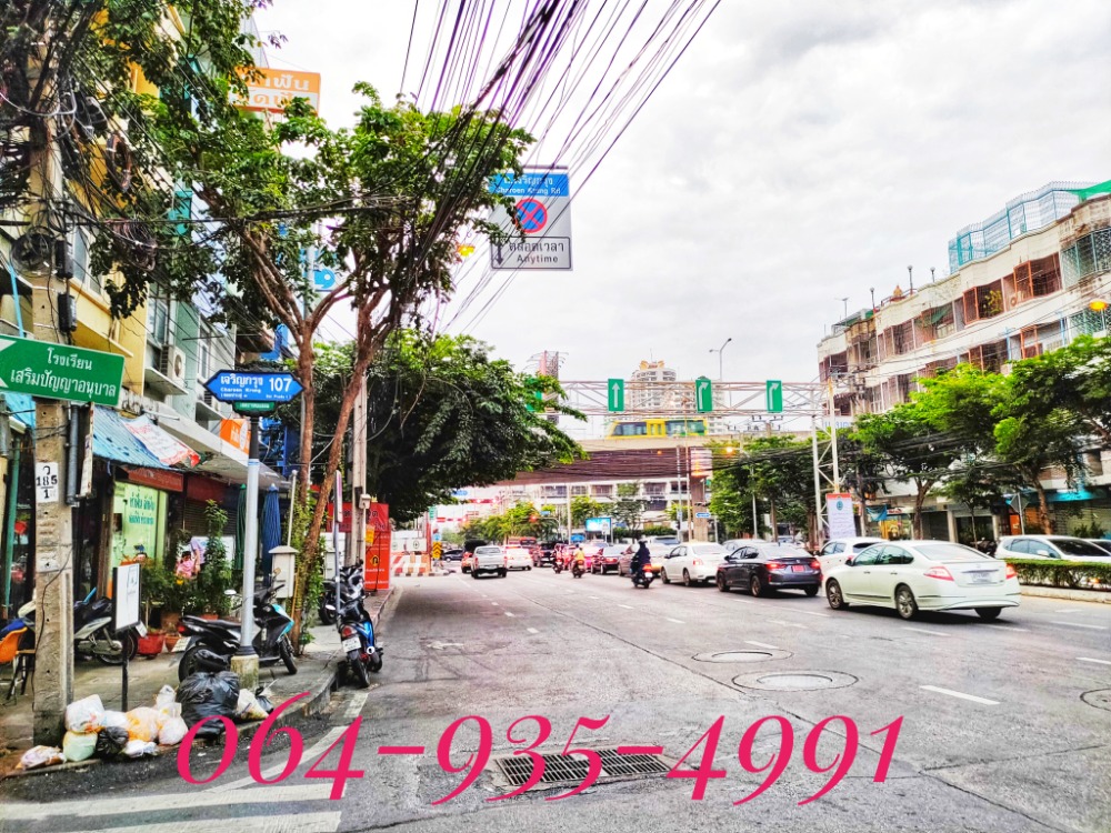 For SaleLandSathorn, Narathiwat : Urgent sale !! Beautiful land on a prime location of 298.5 square wa. Soi Charoenkrung 107 (Soi Pradu 1) near Asiatique attractions, BTS Surasak Saphan Taksin.