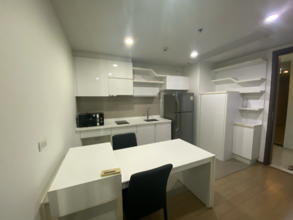 For RentCondoRatchathewi,Phayathai : Best price, cant find it anywhere else, rare room location, high floor, very beautiful view, 