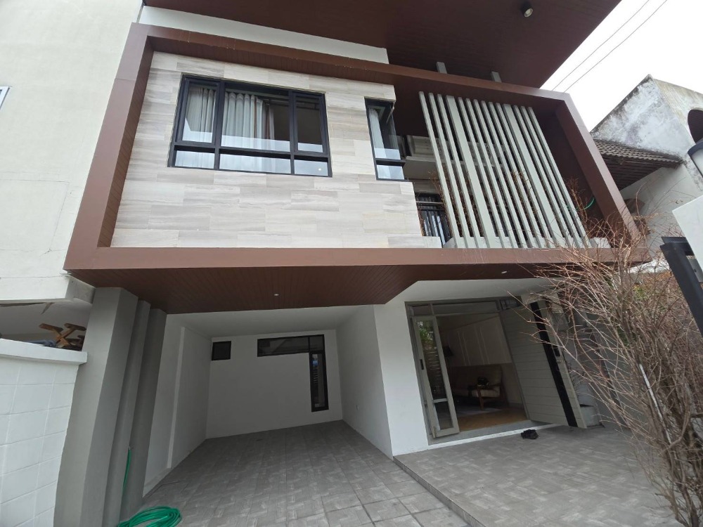 For SaleTownhomeSukhumvit, Asoke, Thonglor : 2-storey townhouse for sale, completely renovated after Fully furnished, built-in, Soi Ekkamai 22, near Thai Christian School, land size 30 sq m., 3 bedrooms, 3 bathrooms