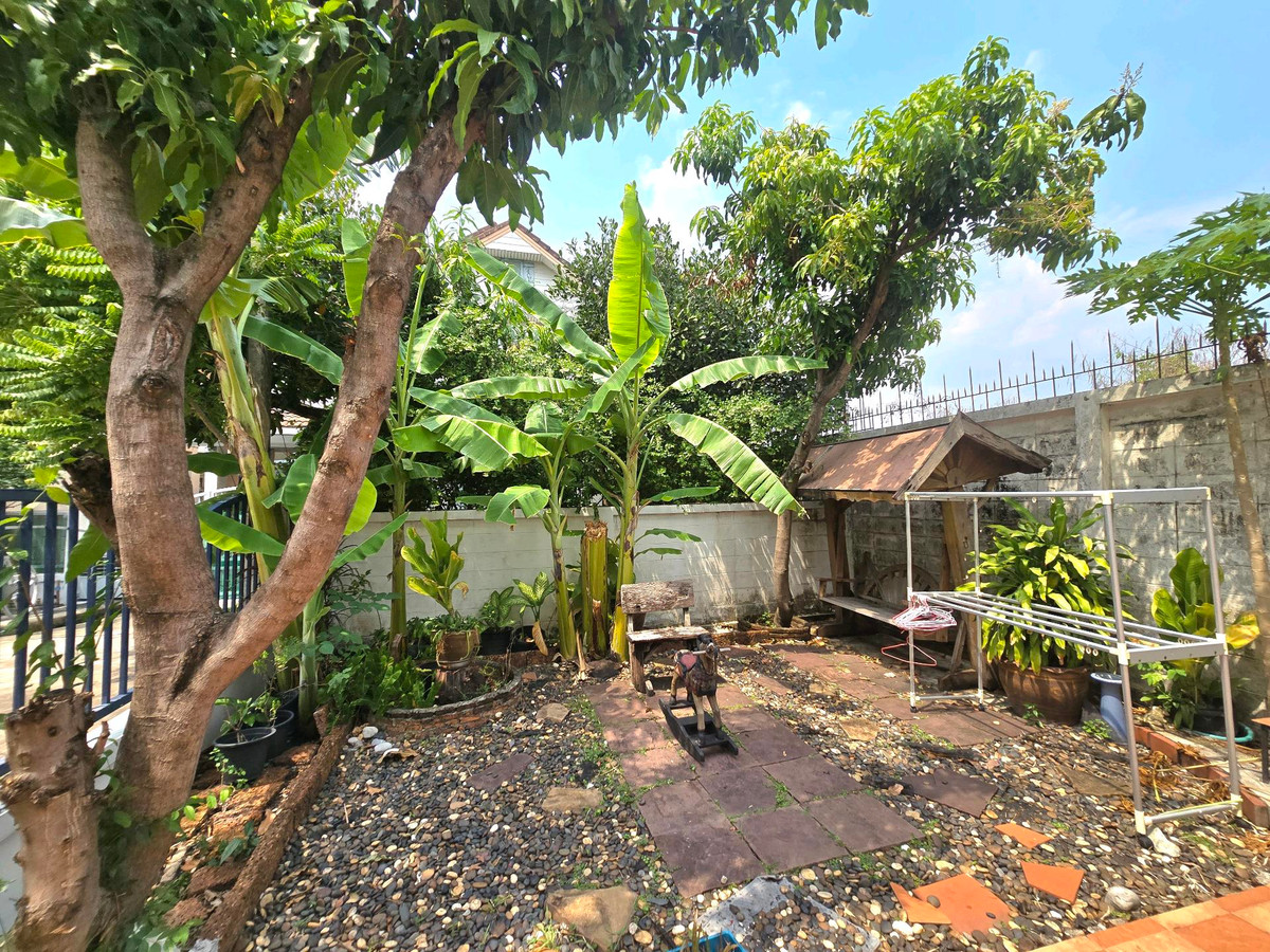For RentHouseMin Buri, Romklao : For rent: 2-storey detached house, 65 sq m (corner), Ramkhamhaeng Road 190, near Khwan Riam Floating Market, for rent 18,000/month