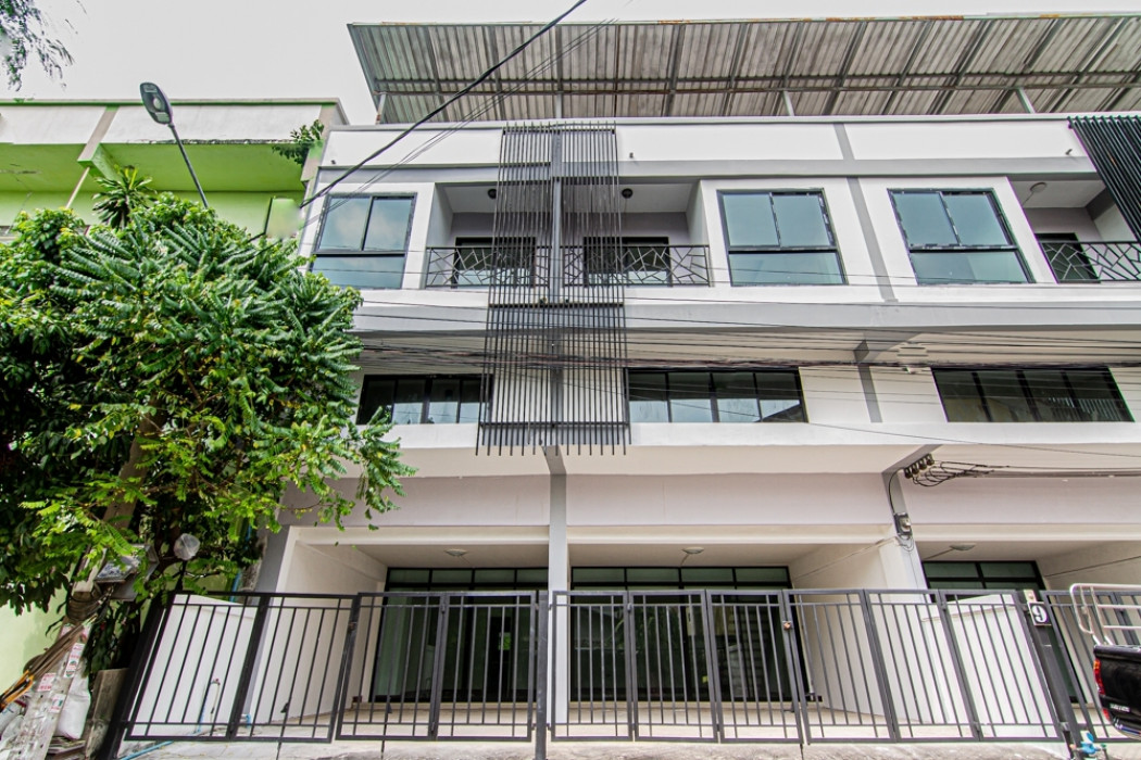 For SaleTownhomeRama 2, Bang Khun Thian : Townhome for sale, 2 units, 3 floor n Roof, Soi Bang Kradee 21, Rama 2 400 sqm. 32 sq.wa, 3 bath, ready to move in, suitable for home office