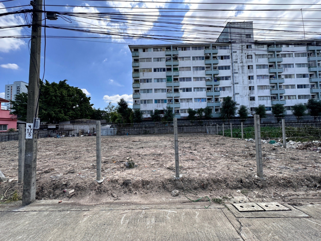 For SaleLandLadprao101, Happy Land, The Mall Bang Kapi : 100 square meters of land for sale, Soi Ladprao 117, opposite the Tawanna and The Mall Bangkapi, suitable for building a house.