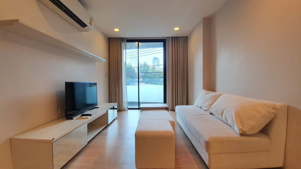 ให้เช่าคอนโดสุขุมวิท อโศก ทองหล่อ : LIV @ 49: Spacious 2-Bedroom Low-Rise Condo Near BTS Thong Lo