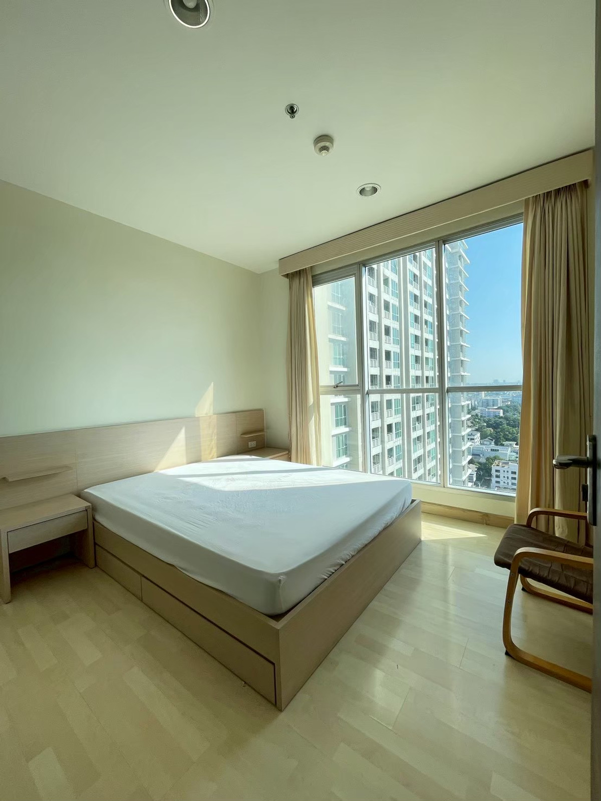 For RentCondoRatchadapisek, Huaikwang, Suttisan : Beautiful! True to the cover!! Rhythm Ratchada for rent for only 22,000. 1 bedroom, size 46 sq.m. Very beautiful room, MRT Ratchada. Interested, contact Gam 064-6696546 (this number can be added on Line). You can make an appointment to see the room every 