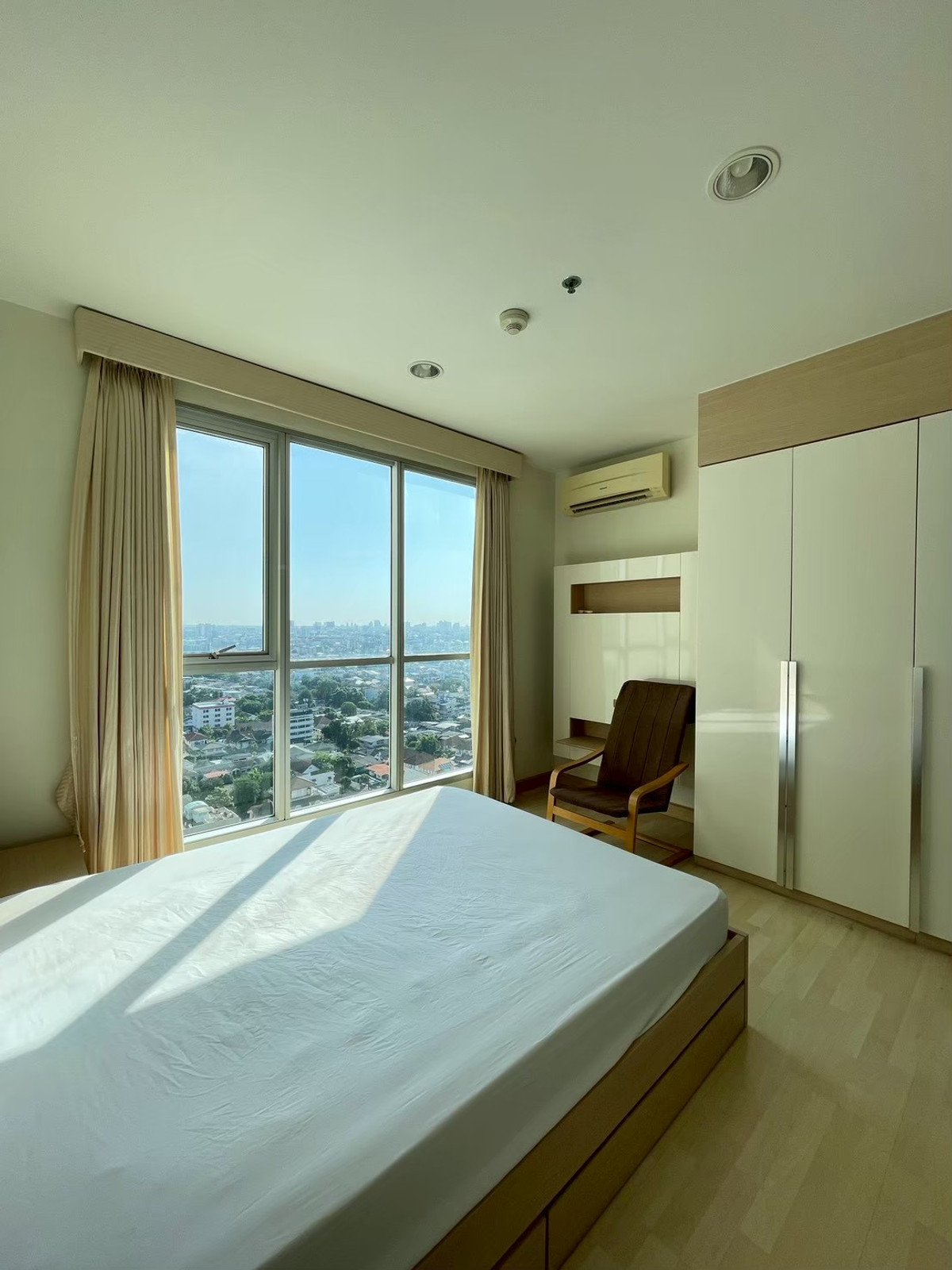 For RentCondoRatchadapisek, Huaikwang, Suttisan : Beautiful! True to the cover!! Rhythm Ratchada for rent for only 22,000. 1 bedroom, size 46 sq.m. Very beautiful room, MRT Ratchada. Interested, contact Gam 064-6696546 (this number can be added on Line). You can make an appointment to see the room every 