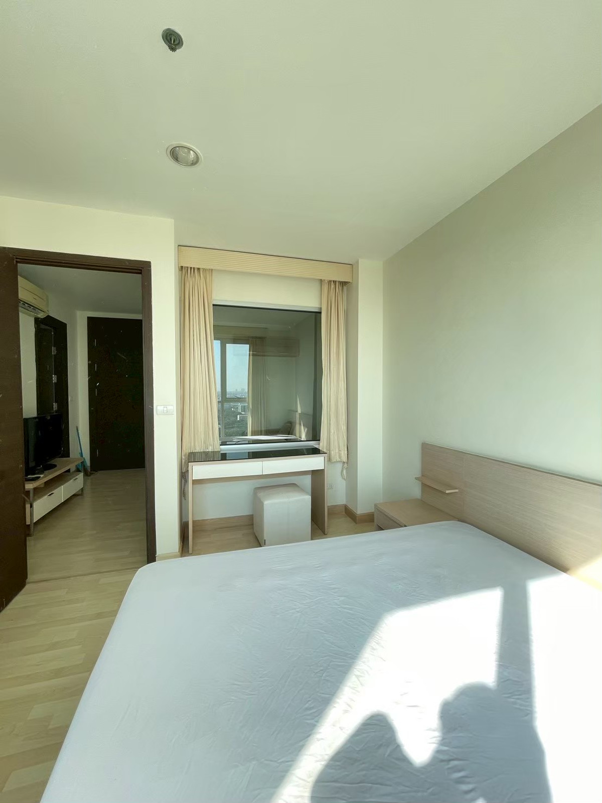 ให้เช่าคอนโดรัชดา ห้วยขวาง :  Rhythm รัชดา ปล่อยเช่าแค่ 15,000 เท่านั้นคะ  1 นอน ขนาด 36 sq.m.  ติด  MRT รัชดา เลยคะ สนใจติดต่อ มินนี่ 064-6696546 (เบอร์นี้แอทไลน์ได้ค่ะ)  นัดดูห้องได้ทุกวันคะ