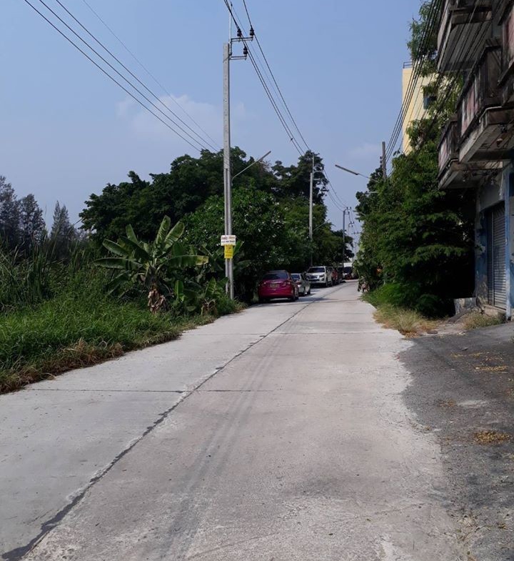 For SaleShop HouseSamut Prakan,Samrong : (Sell by owner) Commercial building for sale in Soi King Kaew 19/1, 9 bedrooms, 9 bathrooms, area 17 sq m. Selling price 5,500,000 baht, convenient transportation, away from the main road. (King Kaew Road) 550 meters near Suvarnabhumi Airport