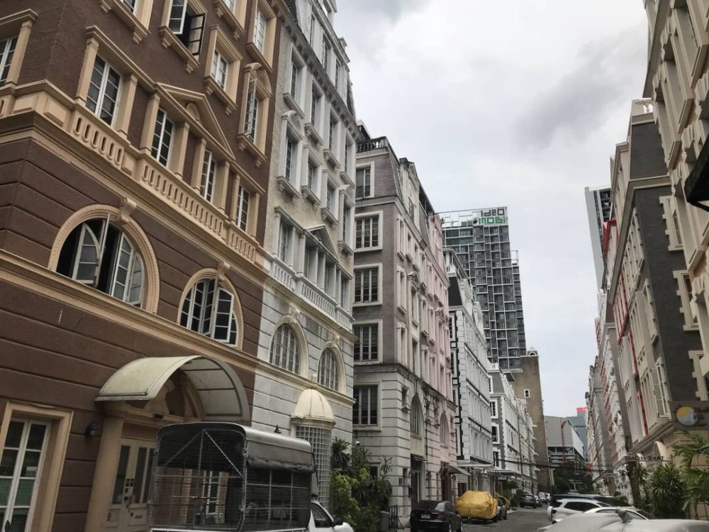For RentOfficeRama9, Petchburi, RCA : 5-storey office for rent in the heart of the city, prime location, convenient transportation, usable area of 550 sq m per project booth. The European Town