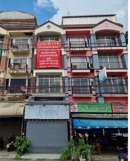 For SaleShop HouseRama5, Ratchapruek, Bangkruai : (Post owner, Owner Post) Reduced to 500,000 baht. Commercial building for sale, golden location, next to Ratchaphruek Circle. next to Ratchaphruek Road To open a business ready to live, width 4 meters, depth 23 meters