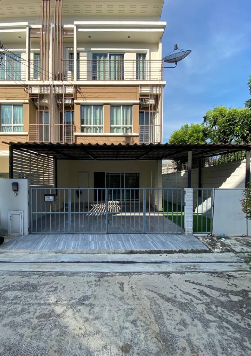 For RentTownhomePattanakan, Srinakarin : 3-story townhome for rent at the beginning of the Willet City Village project.