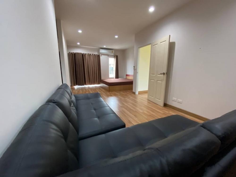 For RentTownhomePattanakan, Srinakarin : 3-story townhome for rent at the beginning of the Willet City Village project.