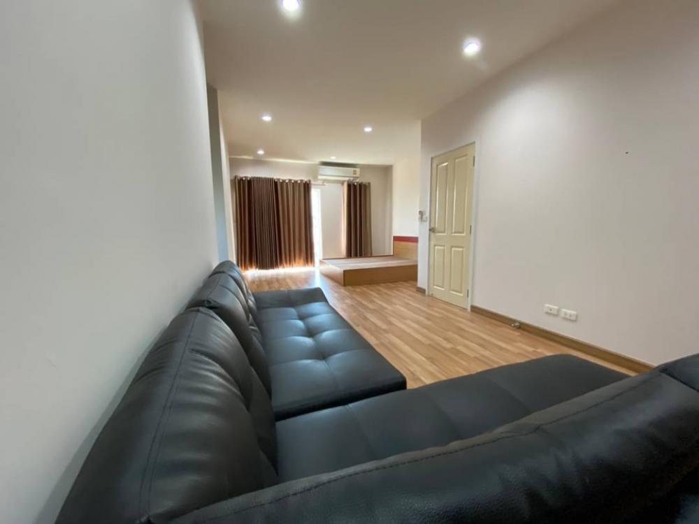 For RentTownhomePattanakan, Srinakarin : 3-story townhome for rent at the beginning of the Willet City Village project.