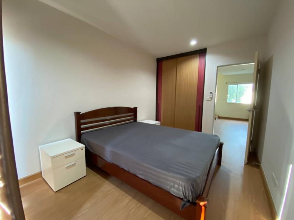 For RentTownhomePattanakan, Srinakarin : 3-story townhome for rent at the beginning of the Willet City Village project.