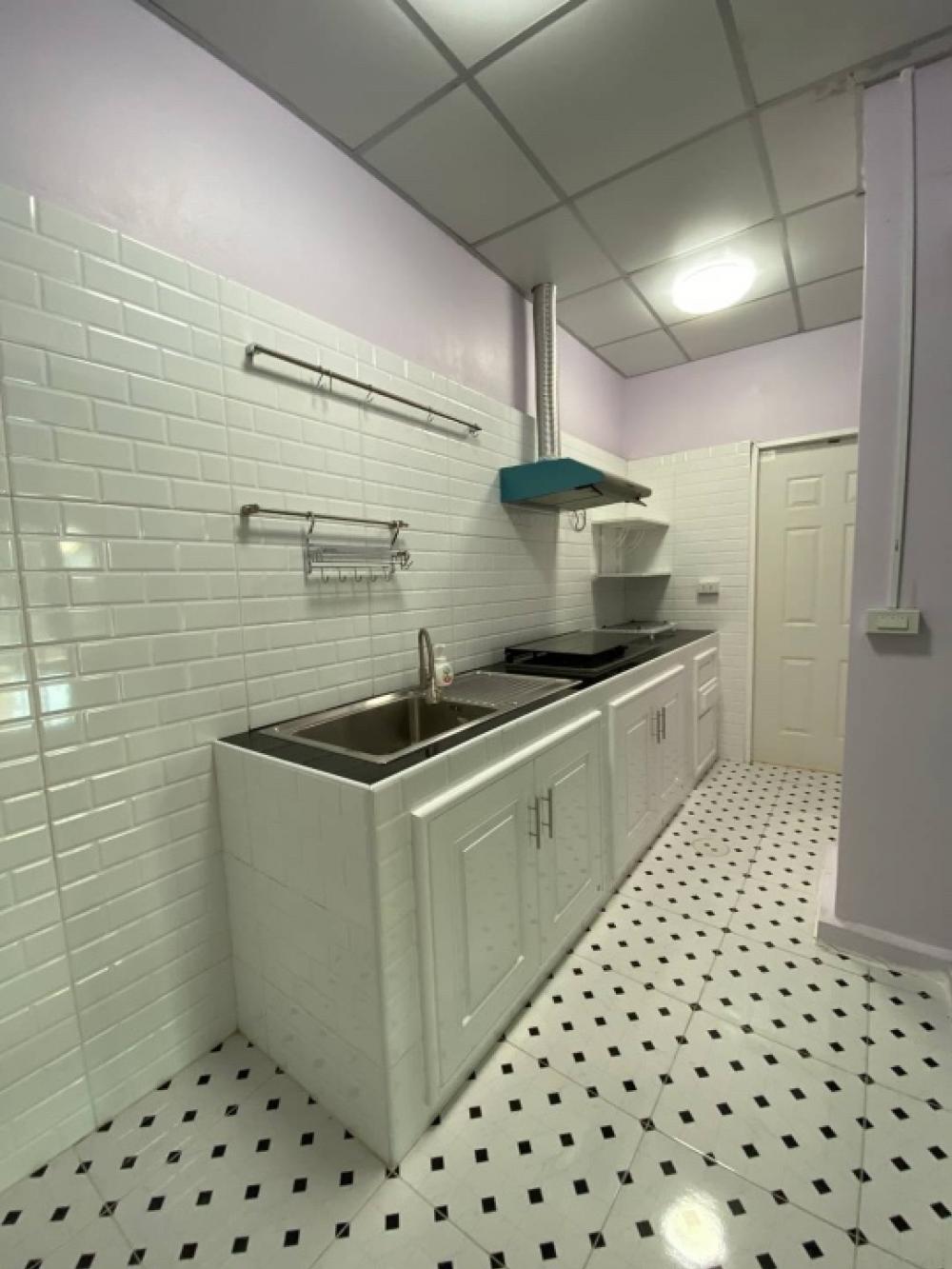 For RentTownhomePattanakan, Srinakarin : 3-story townhome for rent at the beginning of the Willet City Village project.