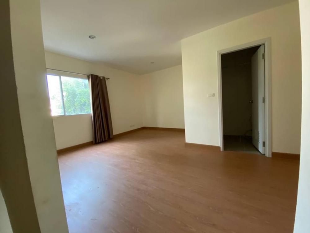 For RentTownhomePattanakan, Srinakarin : 3-story townhome for rent at the beginning of the Willet City Village project.