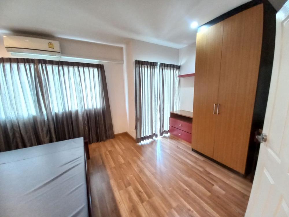 For RentTownhomePattanakan, Srinakarin : 3-story townhome for rent at the beginning of the Willet City Village project.