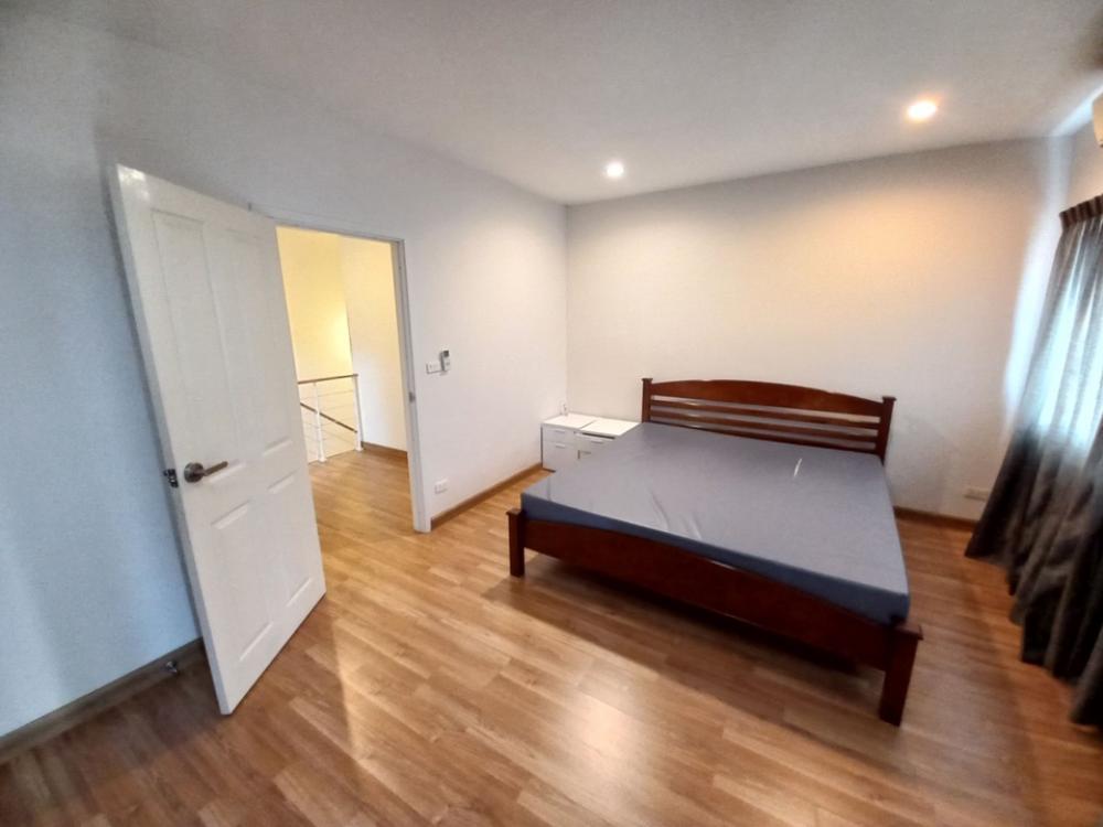 For RentTownhomePattanakan, Srinakarin : 3-story townhome for rent at the beginning of the Willet City Village project.