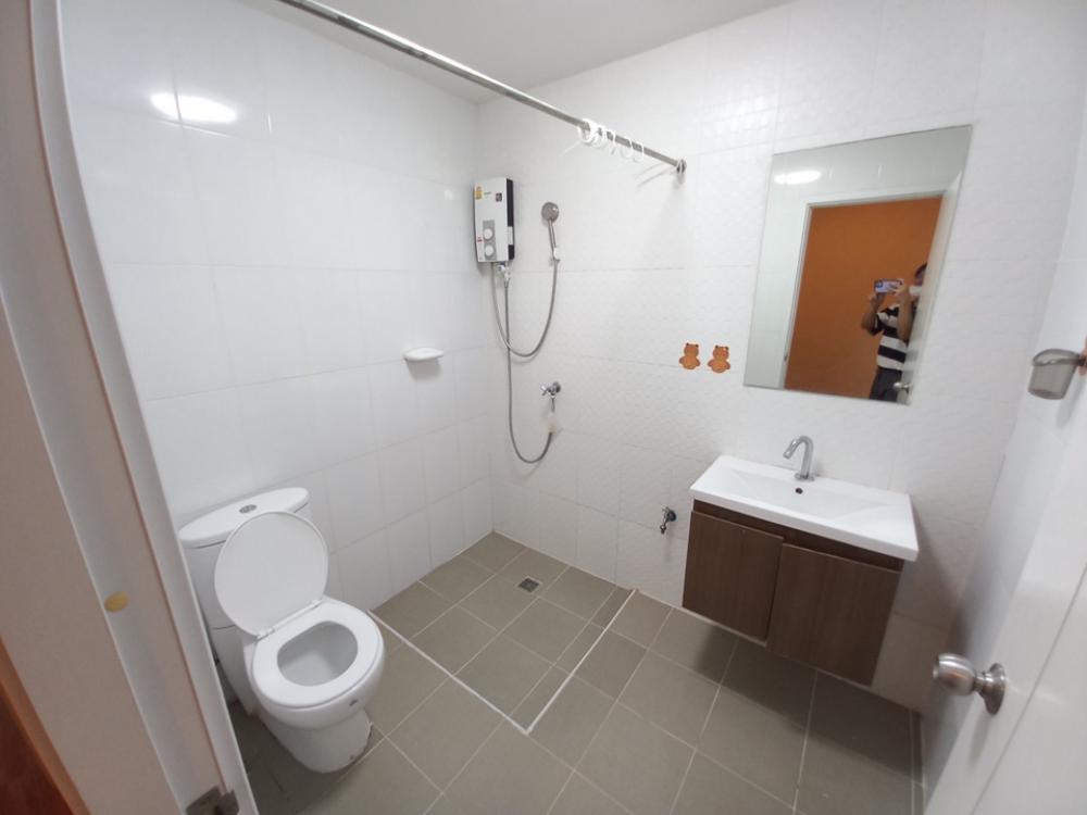 For RentTownhomePattanakan, Srinakarin : 3-story townhome for rent at the beginning of the Willet City Village project.