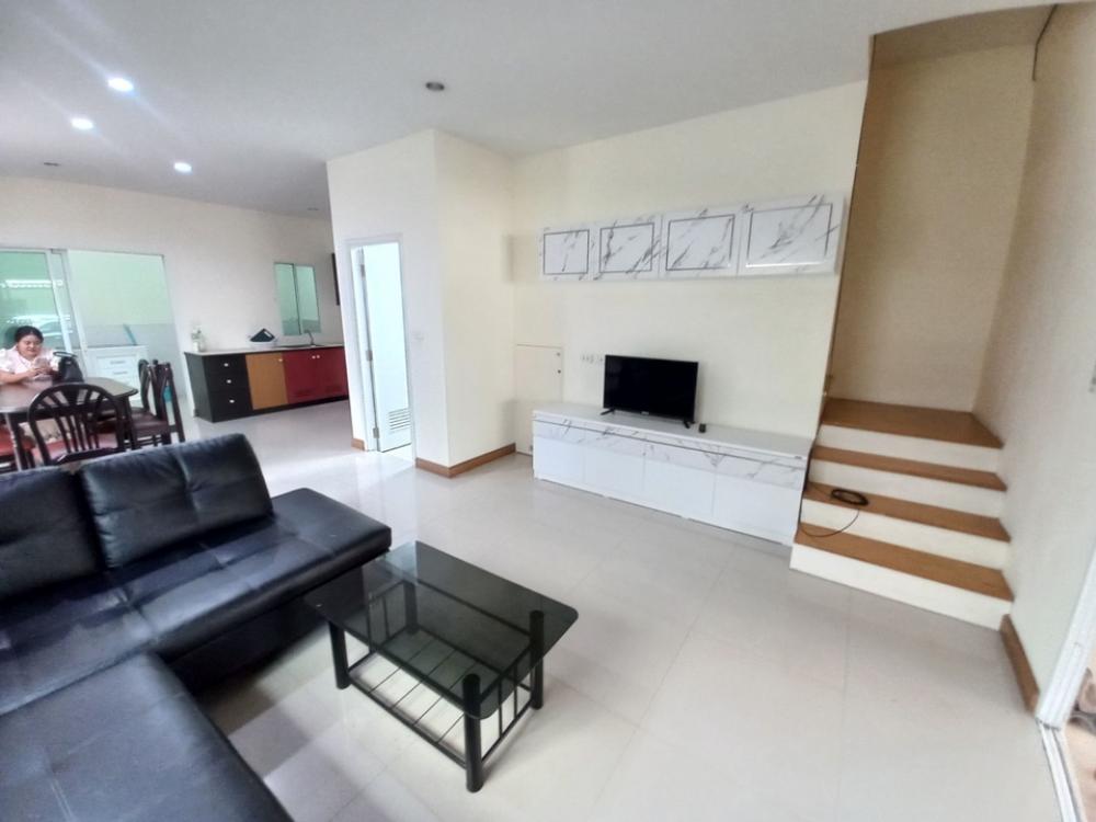 For RentTownhomePattanakan, Srinakarin : 3-story townhome for rent at the beginning of the Willet City Village project.