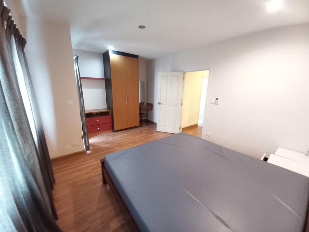 For RentTownhomePattanakan, Srinakarin : 3-story townhome for rent at the beginning of the Willet City Village project.