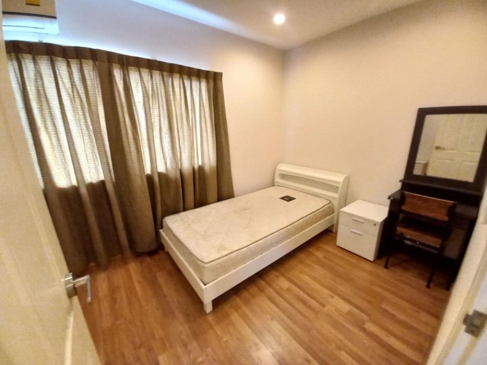 For RentTownhomePattanakan, Srinakarin : 3-story townhome for rent at the beginning of the Willet City Village project.