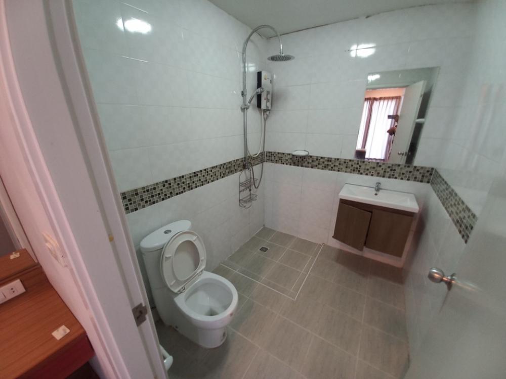 For RentTownhomePattanakan, Srinakarin : 3-story townhome for rent at the beginning of the Willet City Village project.