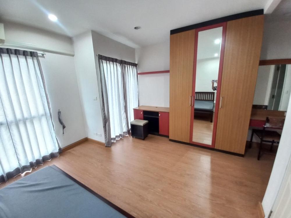 For RentTownhomePattanakan, Srinakarin : 3-story townhome for rent at the beginning of the Willet City Village project.