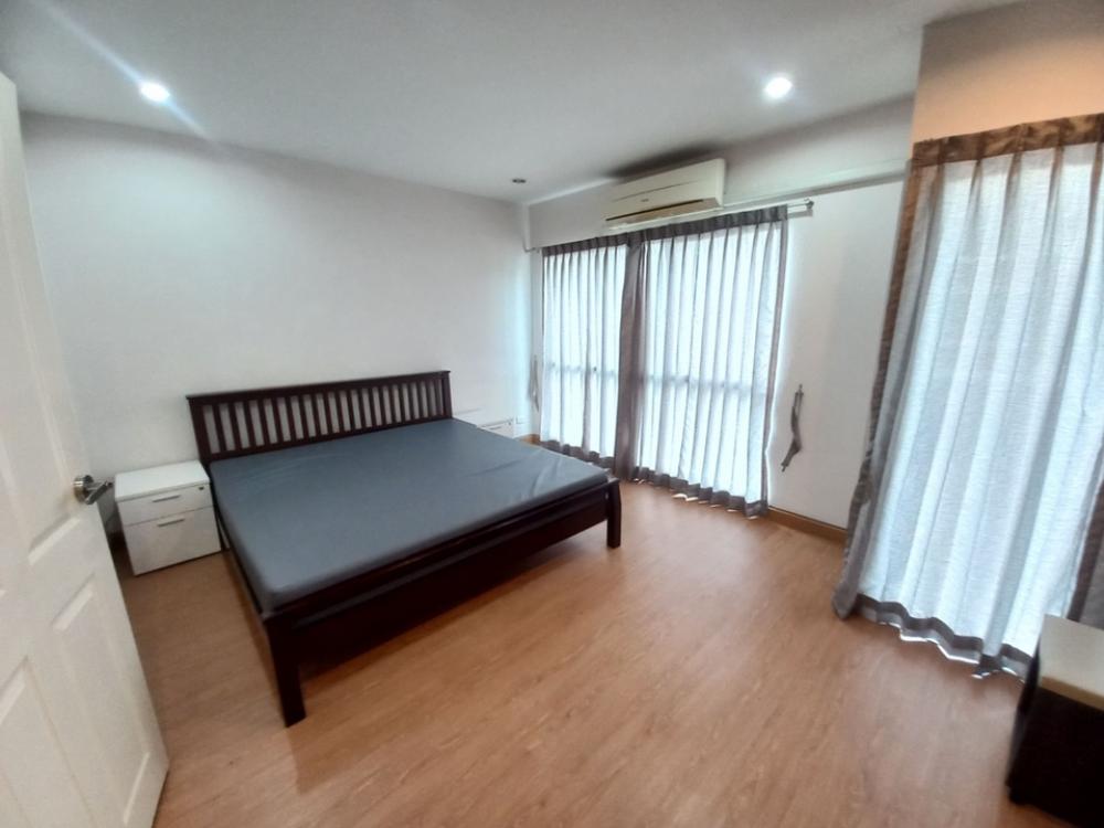 For RentTownhomePattanakan, Srinakarin : 3-story townhome for rent at the beginning of the Willet City Village project.