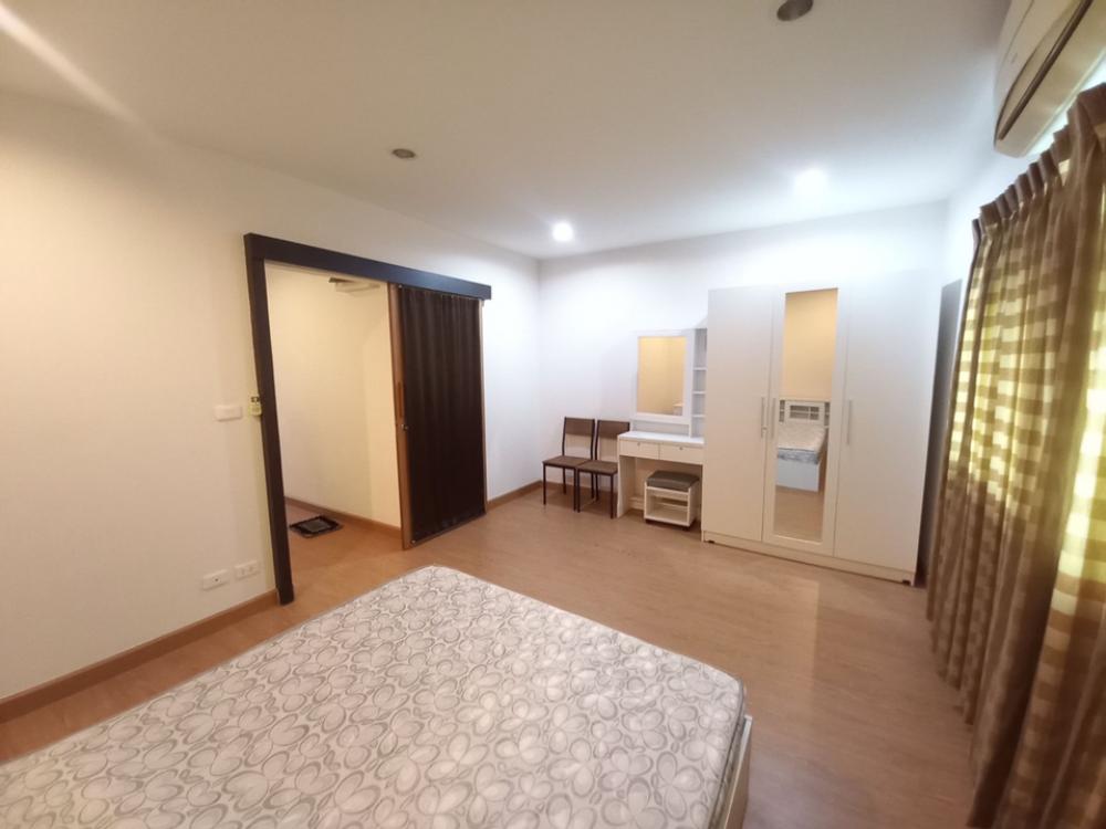 For RentTownhomePattanakan, Srinakarin : 3-story townhome for rent at the beginning of the Willet City Village project.