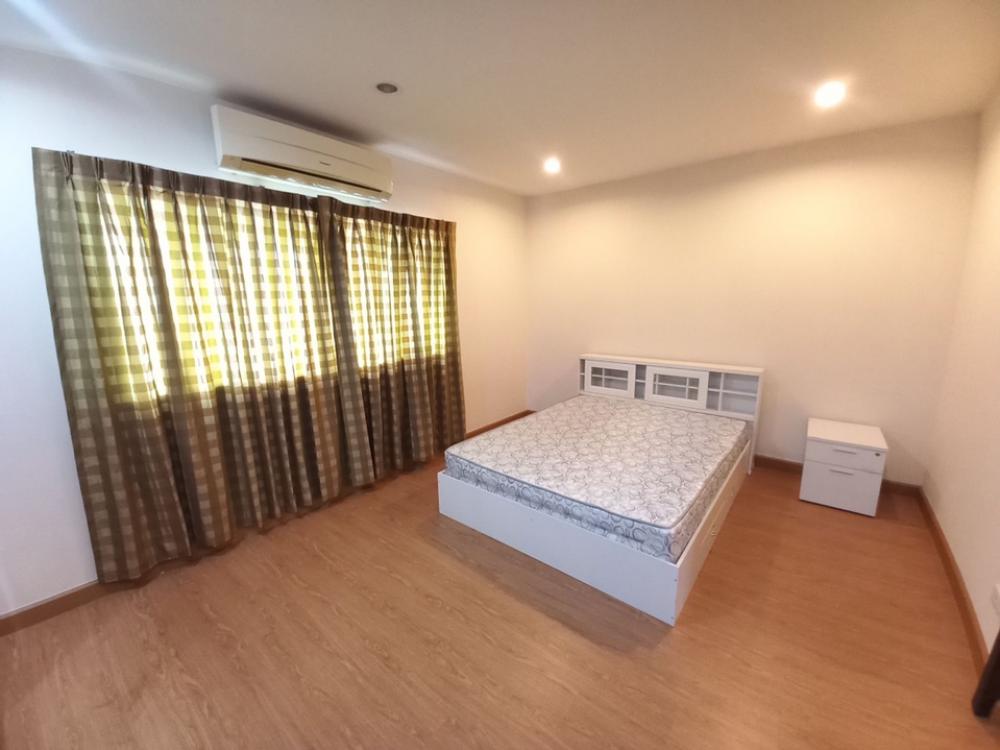 For RentTownhomePattanakan, Srinakarin : 3-story townhome for rent at the beginning of the Willet City Village project.