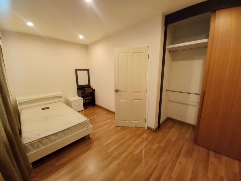 For RentTownhomePattanakan, Srinakarin : 3-story townhome for rent at the beginning of the Willet City Village project.