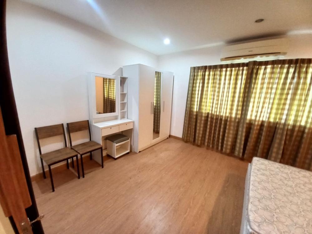 For RentTownhomePattanakan, Srinakarin : 3-story townhome for rent at the beginning of the Willet City Village project.