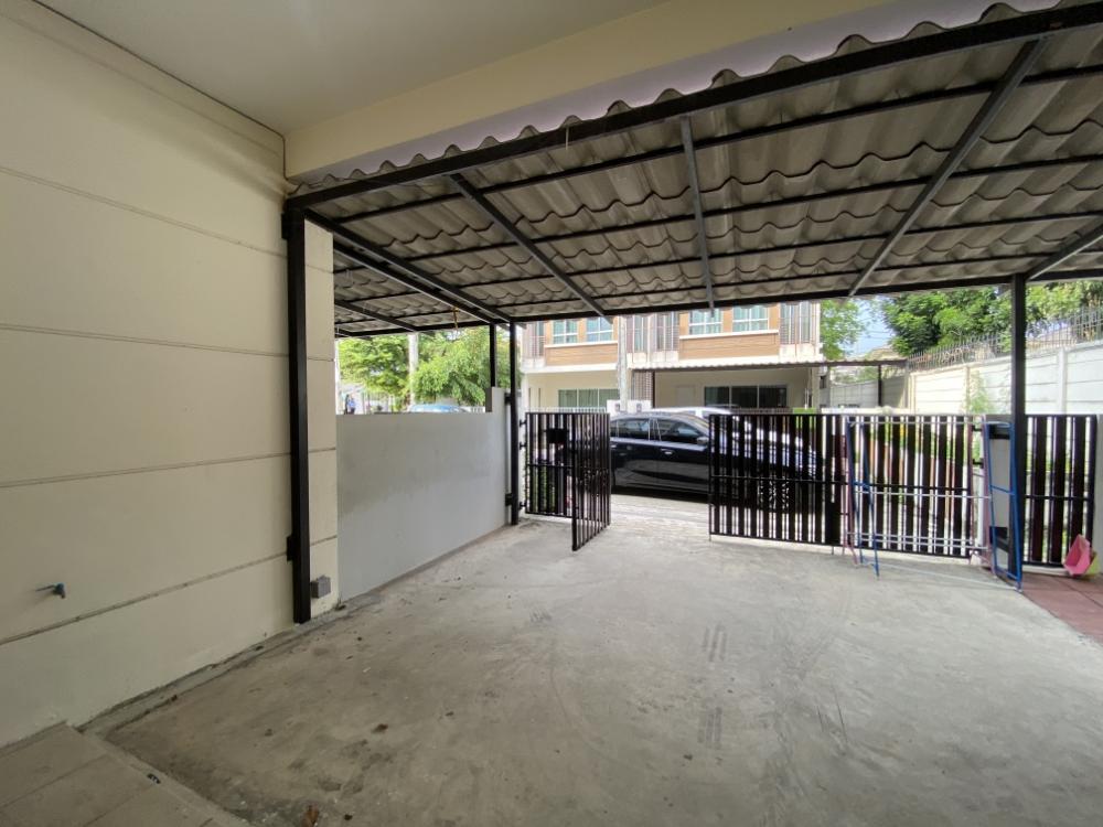 For RentTownhomePattanakan, Srinakarin : 3-story townhome for rent at the beginning of the Willet City Village project.