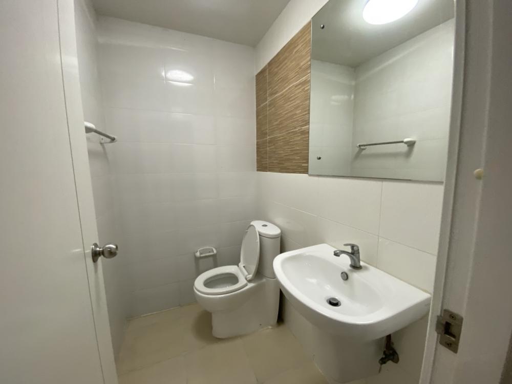 For RentTownhomePattanakan, Srinakarin : 3-story townhome for rent at the beginning of the Willet City Village project.