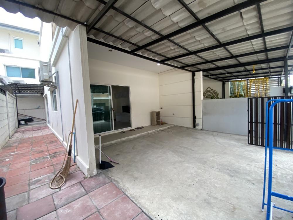 For RentTownhomePattanakan, Srinakarin : 3-story townhome for rent at the beginning of the Willet City Village project.