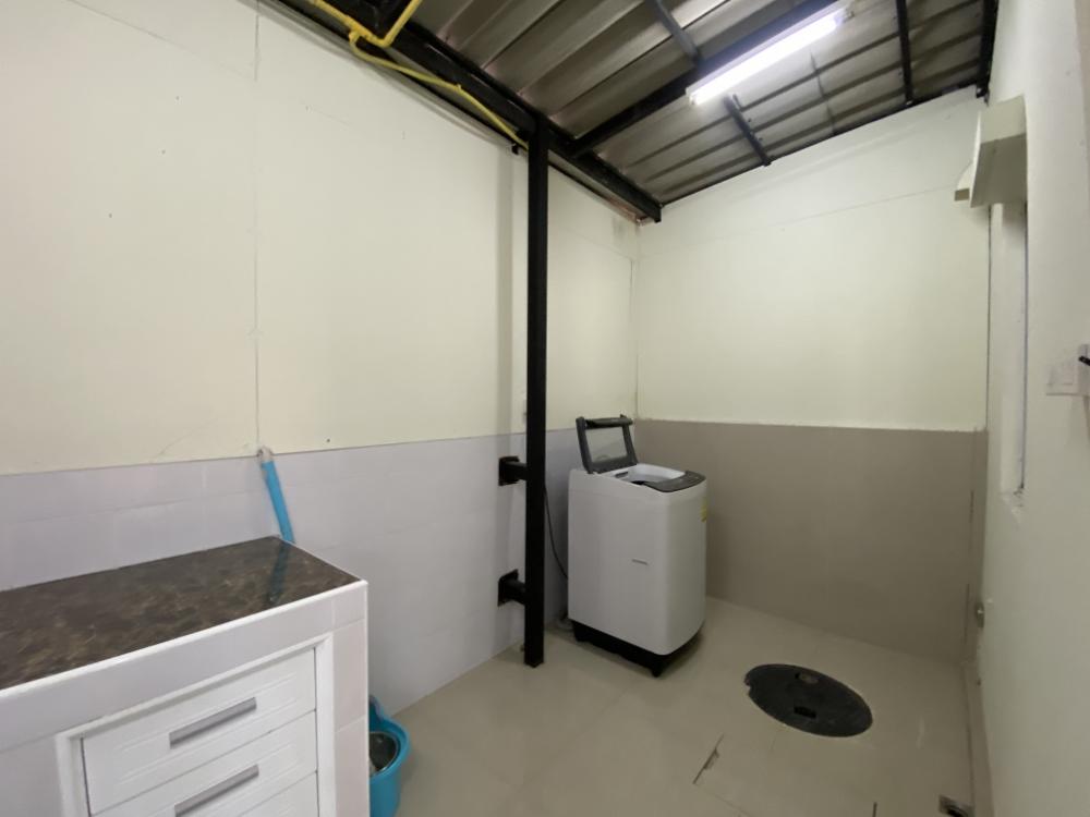 For RentTownhomePattanakan, Srinakarin : 3-story townhome for rent at the beginning of the Willet City Village project.