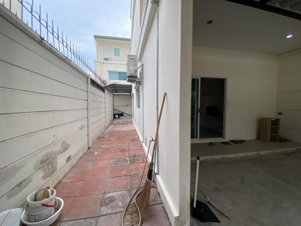 For RentTownhomePattanakan, Srinakarin : 3-story townhome for rent at the beginning of the Willet City Village project.