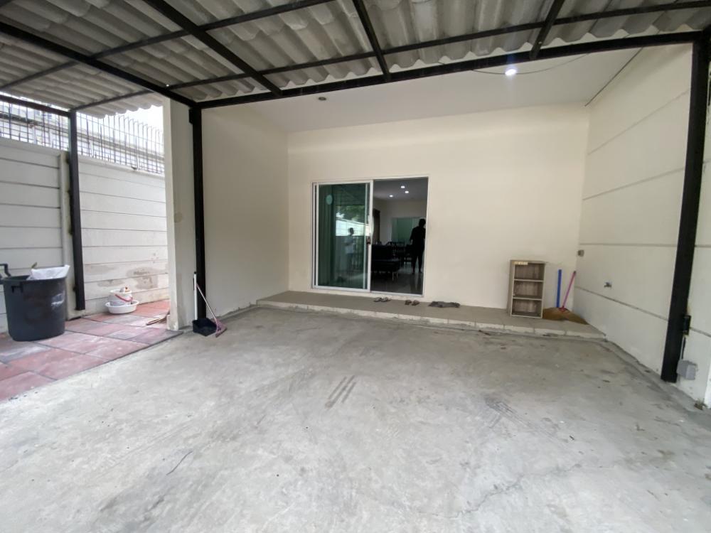 For RentTownhomePattanakan, Srinakarin : 3-story townhome for rent at the beginning of the Willet City Village project.