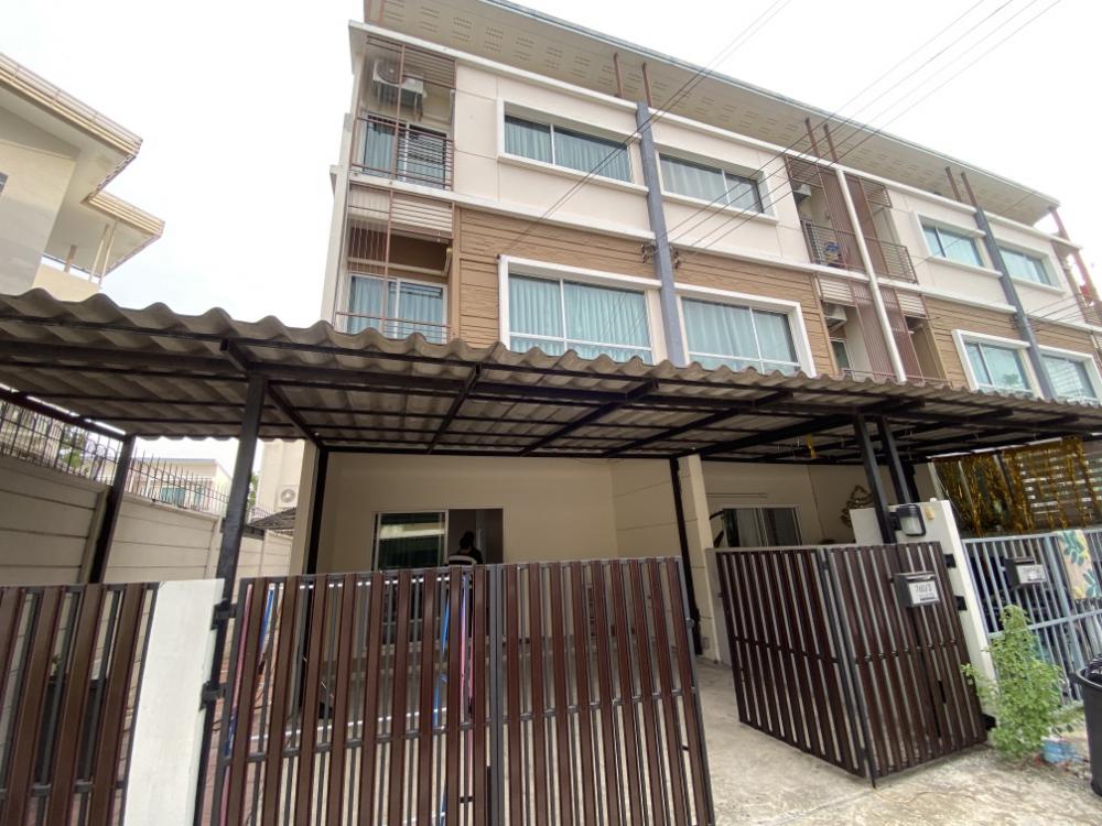 For RentTownhomePattanakan, Srinakarin : 3-story townhome for rent at the beginning of the Willet City Village project.