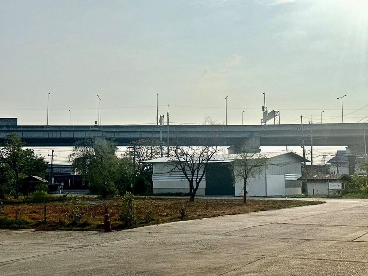 For RentLandChachoengsao : Inquire, call 081-147-8118 near the main road, Bang Na-Trat, Km. 42, near the airport near the Amata Nakorn Port. Near the Welout College