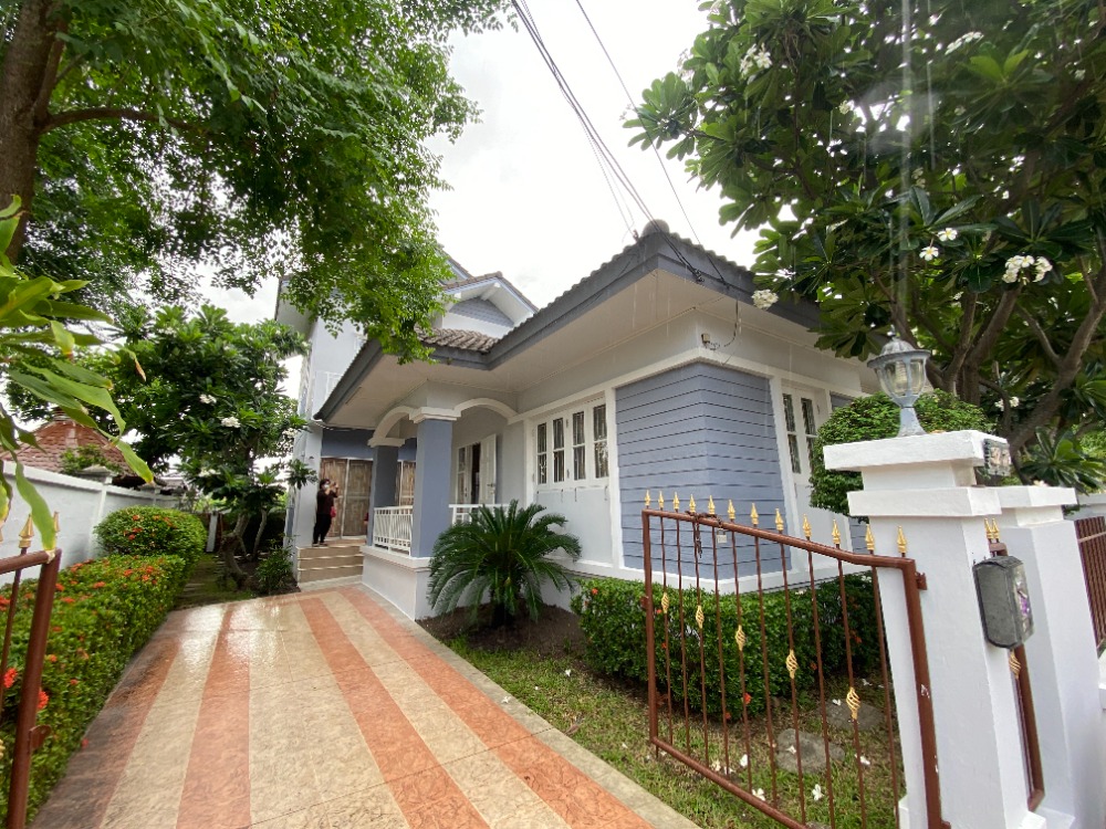For SaleHousePathum Thani,Rangsit, Thammasat : Selling cheap!!! 2 resort-style houses in the same area, 70 square meters, Parichat Village, Rangsit Klong 4, Klong Luang District, Pathum Thani Province