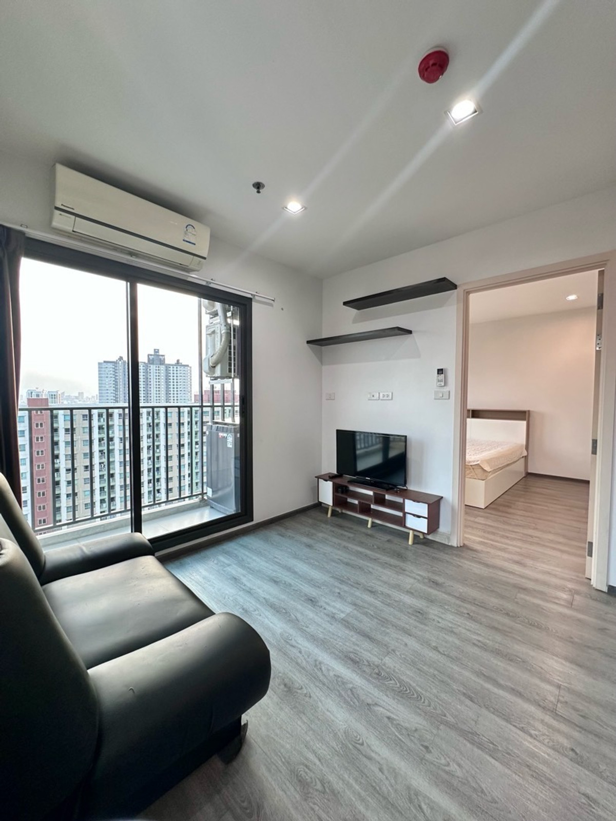 For RentCondoPattanakan, Srinakarin : For rent Rich Park Triple Station 14,500 Baht 26th floor next to ARL Huamak 