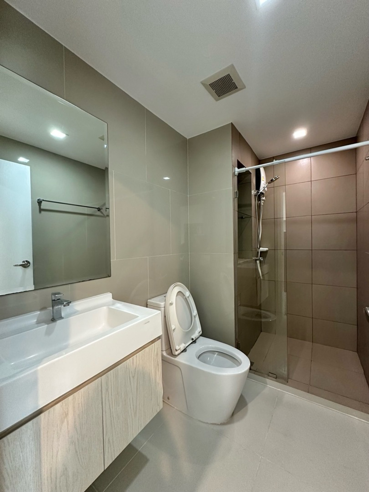 For RentCondoPattanakan, Srinakarin : For rent Rich Park Triple Station 29sqm. 12,000 Baht next to ARL Huamak, Yellow Line Huamak 