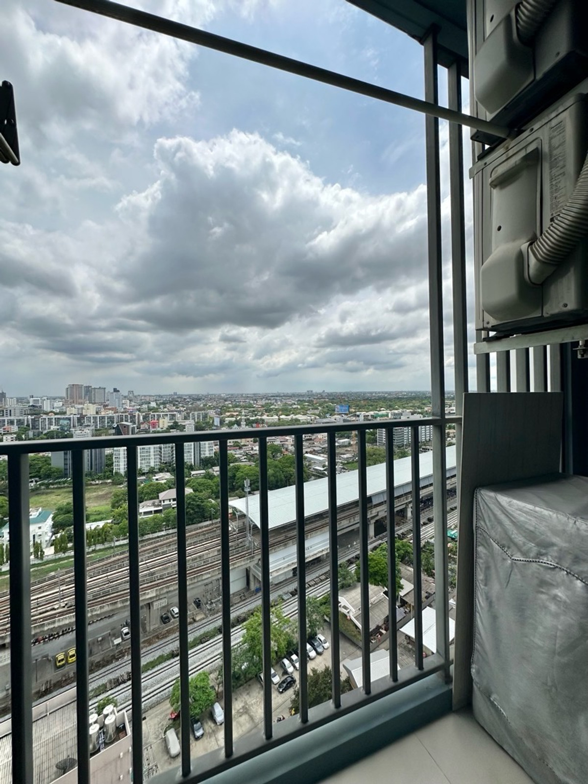 For RentCondoPattanakan, Srinakarin : For rent Rich Park Triple Station 29sqm. 12,000 Baht next to ARL Huamak, Yellow Line Huamak 