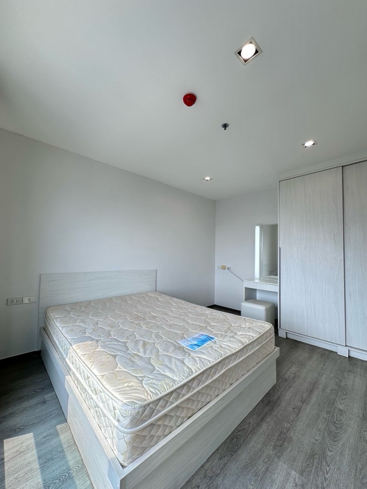 For RentCondoPattanakan, Srinakarin : For rent Rich Park Triple Station 35sqm. 14,500 Baht next to ARL Huamak, Yellow Line Huamak 