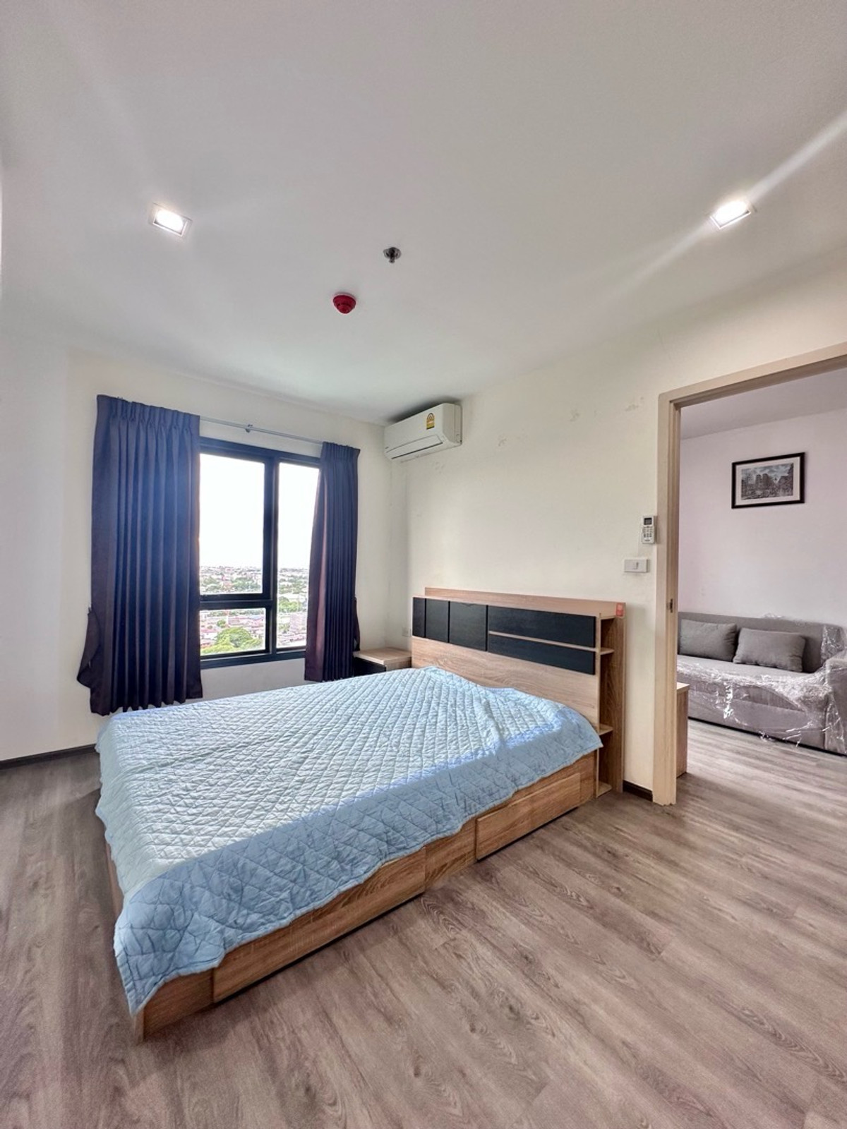 For RentCondoPattanakan, Srinakarin : For rent Rich Park Triple Station 29 sqm. 11,000 baht next to ARL-Huamak, MRT-Huamak