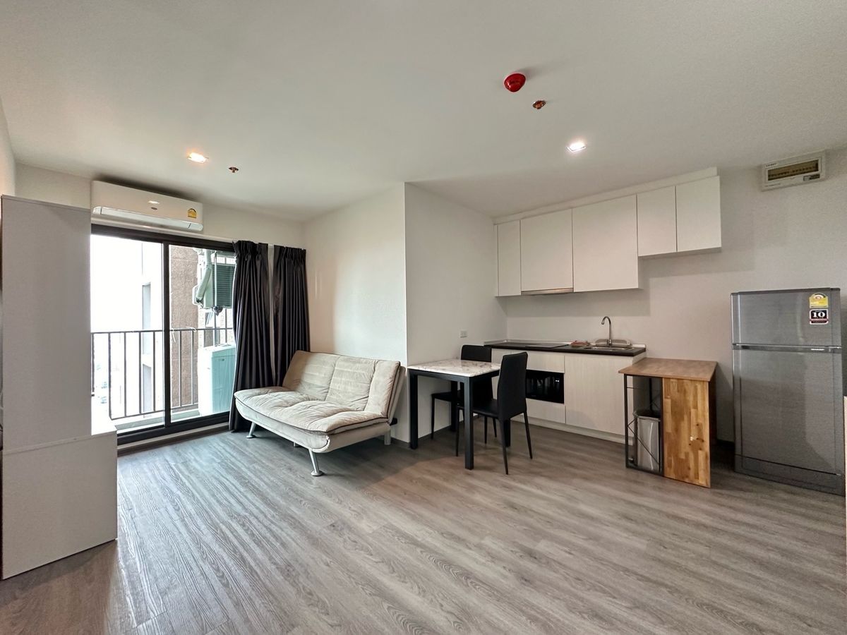 For RentCondoPattanakan, Srinakarin : For rent Rich Park Triple Station 35 sqm. 15,000 baht next to ARL-Huamak, Monorail-Huamak