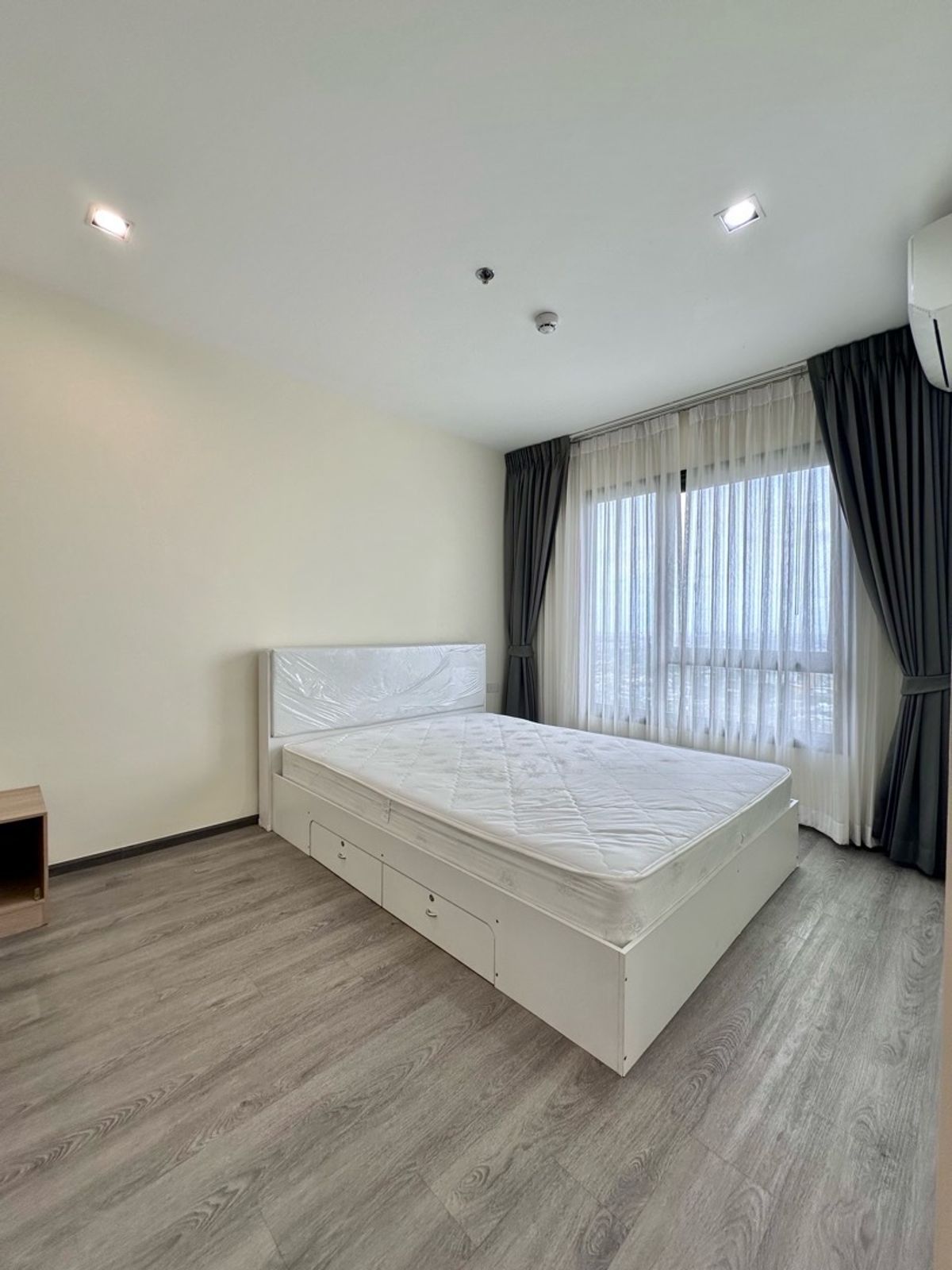 For RentCondoPattanakan, Srinakarin : For rent Rich Park Triple Station 29 sqm. 12,000 baht next to ARL-Huamak, MRT-Huamak