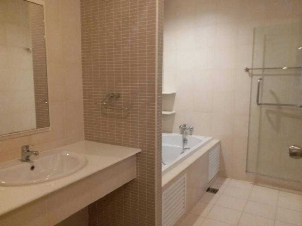 For RentHouseSukhumvit, Asoke, Thonglor : Twin house in Ekkamai22 for rent with swimming pool.