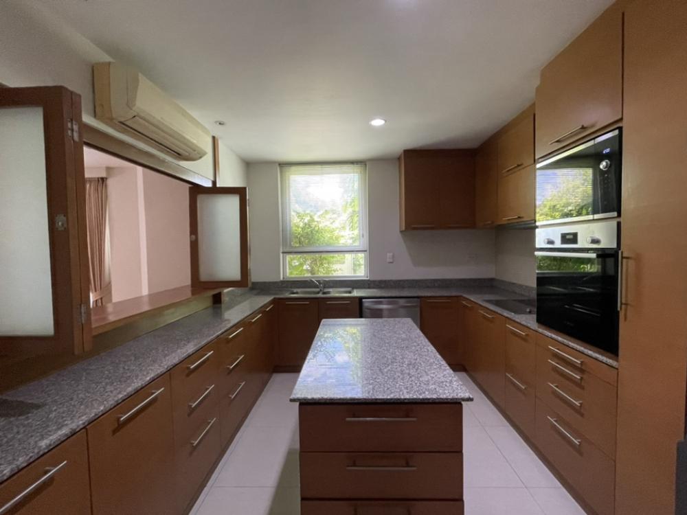 For RentHouseSukhumvit, Asoke, Thonglor : Twin house in Ekkamai22 for rent with swimming pool.